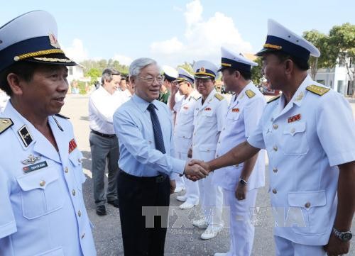 Sekjen Nguyen Phu Trong melakukan kunjungan kerja di Kawasan 4 Angkatan Laut Vietnam - ảnh 1