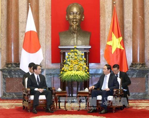 Presiden Tran Dai Quang menerima Menlu Jepang Fumio Kishida - ảnh 1