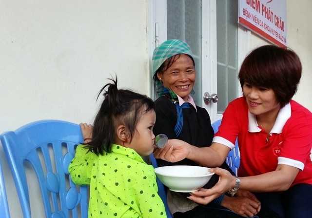 Ibu guru Nguyen Thi Hien: Melakukan aktivitas amal menjadi kegembiraan dan kegandrungan - ảnh 1