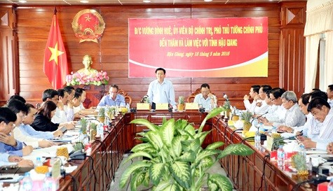 Deputi PM Vuong Dinh Hue melakukan kunjungan kerja di provinsi Hau Giang - ảnh 1