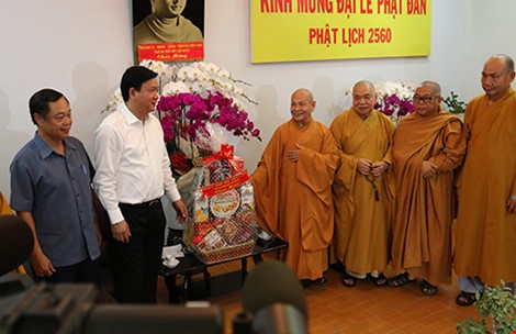 Pimpinan kota Ho Chi Minh mengunjungi dan memberikan sambutan baik kepada Sangha Buddha Vietnam - ảnh 1