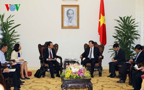 Deputi PM Trinh Dinh Dung menerima Kepala Perwakilan JICA di Vietnam dan rombongan badan usaha asing - ảnh 1