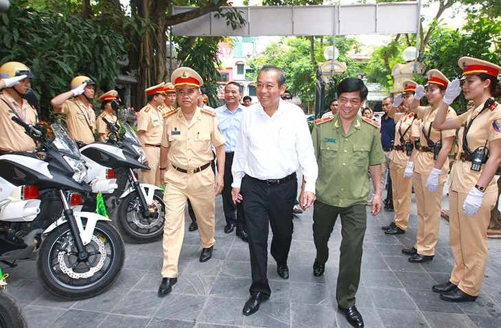 Deputi PM Truong Hoa Binh meminta supaya menjaga secara maksimal keamanan pemilu - ảnh 1
