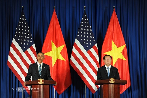 Pernyataan Presiden AS, Barack Obama tentang pencabutan embargo senjata mematikan terhadap Vietnam menyerap perhatian dari media massa internasional - ảnh 1