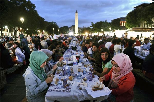 Umat Muslim di dunia memulai bulan Ramadhan - ảnh 1