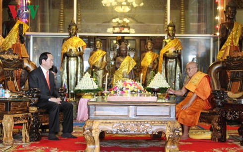Presiden Tran Dai Quang melakukan pertemuan dengan para pemuka agama Kamboja - ảnh 1