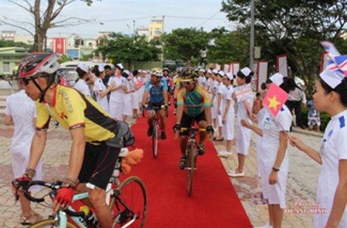 Hampir 300 atlit ikut serta dalam turnamen balap sepeda “Gema sungai Han” di kota Da Nang - ảnh 1