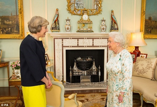 Ibu Theresa May resmi dilantik menjadi PM Inggris dan mengumumkan kabinet baru - ảnh 1