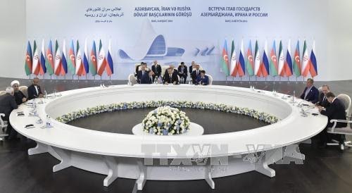 Konferensi Tingkat Tinggi Rusia, Iran dan Azerbaijan  mengeluarkan pernyataan bersama - ảnh 1