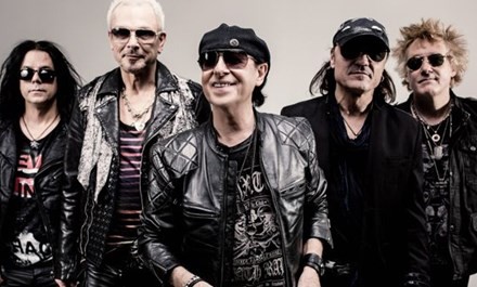 Band musik legendaris Scorpions melakukan pertunjukan pada Festival Musik Internasional Angin Musim - ảnh 1