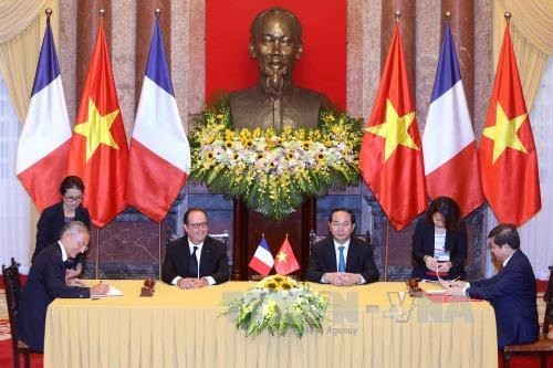 Pers Perancis meliput berita secara menonjol tentang kunjungan Presiden Francois Hollande di Vietnam - ảnh 1
