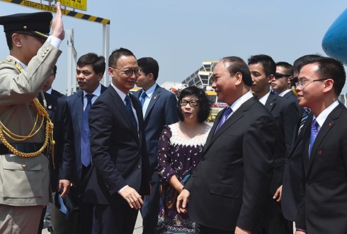 PM Nguyen Xuan Phuc meninggalkan Beijing mengunjungi Zona Administrasi Khusus Hong Kong (Tiongkok) - ảnh 1