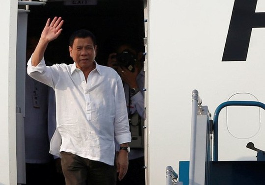 Presiden Republik Filipina memulai kunjungan resmi di Vietnam - ảnh 1