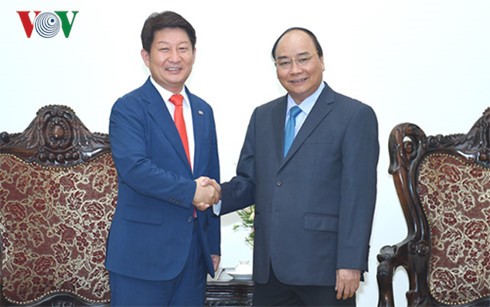 PM Nguyen Xuan Phuc menerima Walikota Daegu, Republik Korea, Kwon Young Jin - ảnh 1