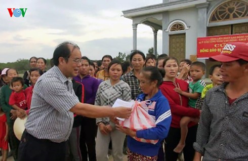 Seluruh negeri berpadu tenaga membantu warga Vietnam Tengah yang menderita kerugian akibat hujan dan banjir - ảnh 1