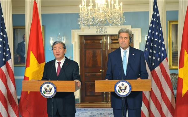 Anggota Polit Biro, Anggota Harian Sekretariat KS PKV, Dinh The Huynh melakukan pembicaraan dengan Menlu AS, John Kerry - ảnh 1