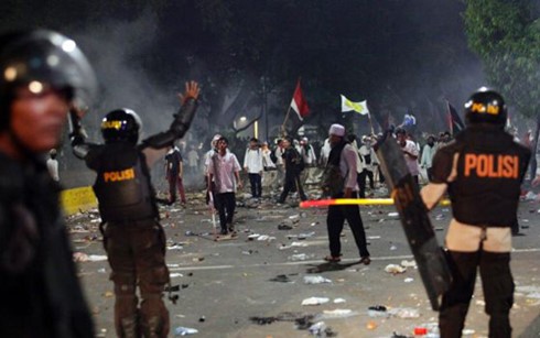 Demonstrasi berubah menjadi bentrokan di Kota Jakarta sehingga menimbulkan korban - ảnh 1