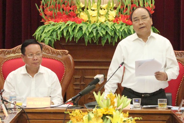 PM Nguyen Xuan Phuc melakukan temu kerja dengan pimpinan provinsi Hoa Binh - ảnh 1