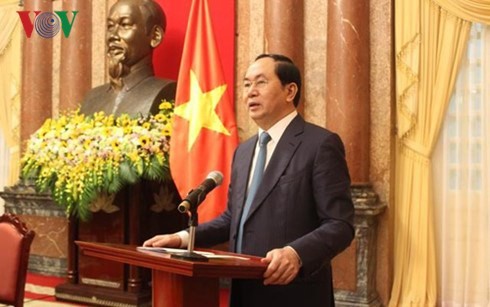Presiden Tran Dai Quang melakukan pertemuan dengan teladan-teladan tipikal dalam pencegahan dan pemberantasan narkotika - ảnh 1