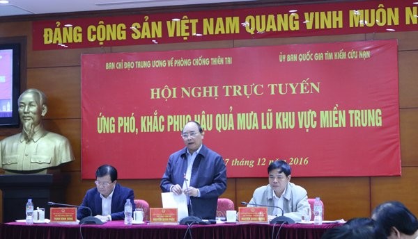 PM Nguyen Xuan Phuc memimpin konferensi online untuk mengatasi akibat bencana hujan dan banjir di Vietnam Tengah - ảnh 1