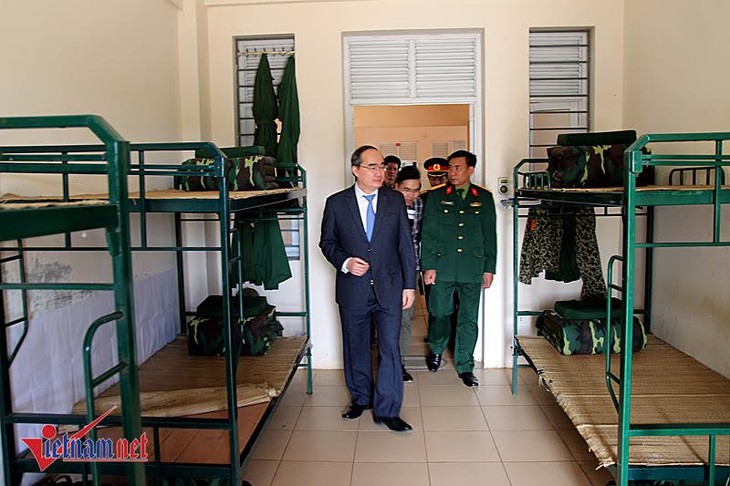 Ketua Pengurus Besar Front Tanah Air Vietnam, Nguyen Thien Nhan mengunjungi Sekolah Pendidikan Pasukan Khusus - ảnh 1