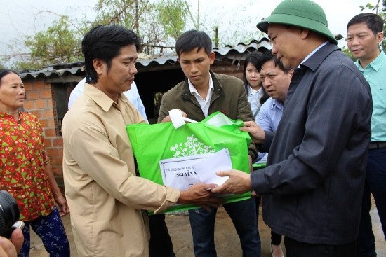 PM Nguyen Xuan Phuc meminta cepat memberikan tanah dan membantu pembangunan kembali rumah untuk warga yang kehilangan rumah pasca bencana banjir - ảnh 1