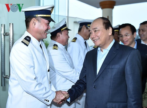PM Nguyen Xuan Phuc mengunjungi Pusat Koordinasi Pencarian dan Pertolongan Maritim Vietnam - ảnh 1