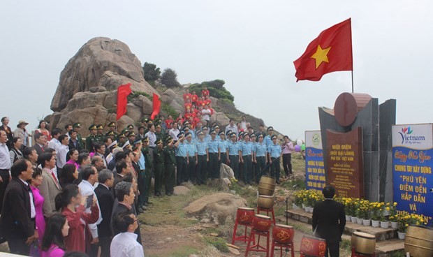 Upacara bendera awal tahun 2017 di daerah paling ujung Timur daratan Vietnam - ảnh 1