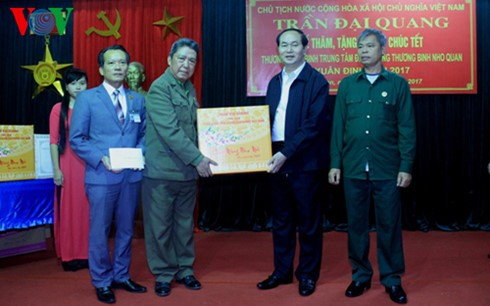 Presiden Tran Dai Quang mengunjungi Pusat Perawatan Prajurit Disabilitas Nho Quan, provinsi Ninh Binh - ảnh 1