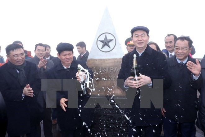 Presiden Tran Dai Quang menghadiri upacara menaikkan bendera di puncak gunung Fansipan - ảnh 1