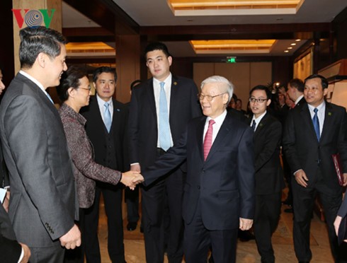 Sekjen Nguyen Phu Trong melakukan pertemuan dengan badan-badan usaha Tiongkok - ảnh 1
