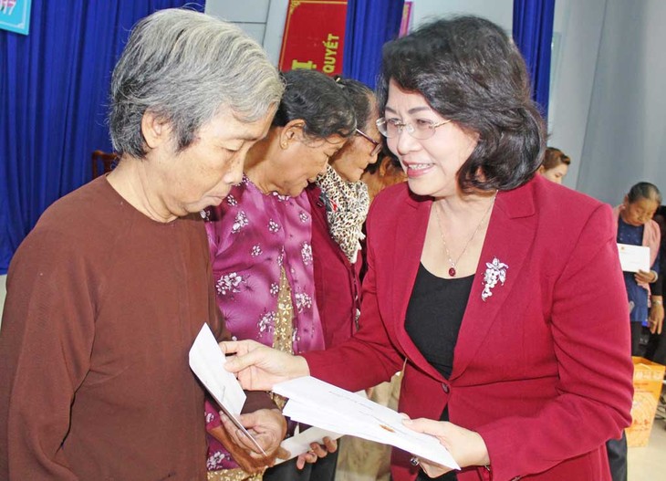 Wakil Presiden Dang Thi Ngoc Thinh memberikan bingkisan Hari Raya Tet kepada warga provinsi Long An - ảnh 1