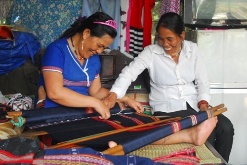 Kerajinan menenun kain ikat “deng” di provinsi Thua Thien Hue mendapat pengakuan sebagai Pusaka Budaya Nonbendawi Nasional - ảnh 1