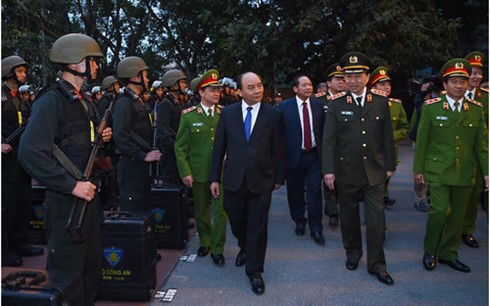 PM Nguyen Xuan Phuc memeriksa pekerjaan  siap siaga bertempur di pasukan Brimob - ảnh 1