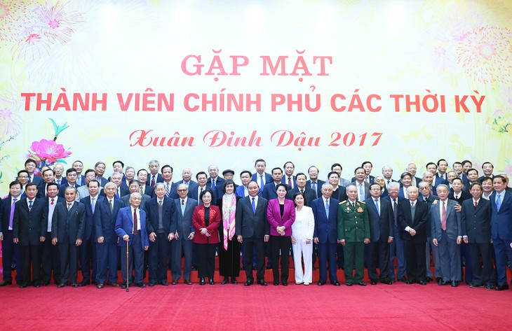 PM Nguyen Xuan Phuc melakukan pertemuan dengan para anggota Pemerintah berbagai periode - ảnh 1