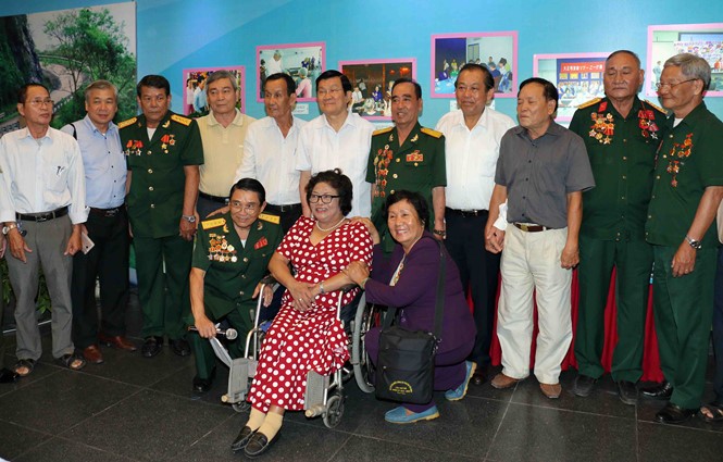Deputi Harian PM Truong Hoa Binh menghadiri pertemuan dengan para pejuang revolusioner yang pernah ditangkap dan ditahan oleh musuh - ảnh 1