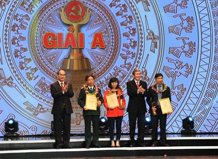 Menyampaikan penghargaan pers nasional tentang pembangunan Partai Komunis- Palu Arit Emas - ảnh 1