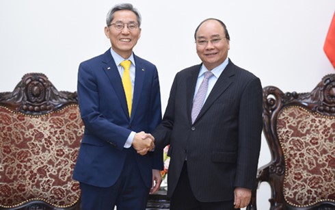 PM Nguyen Xuan Phuc menerima Presiden Grup Keuangan KB Kookmin, Republik Korea - ảnh 1