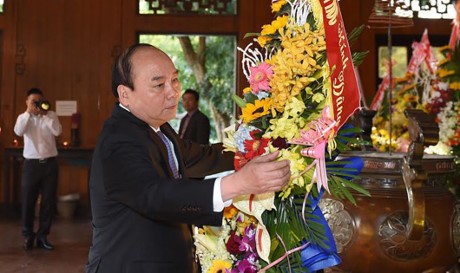 PM Nguyen Xuan Phuc membakar hio untuk mengenangkan Presiden Ho Chi Minh. - ảnh 1