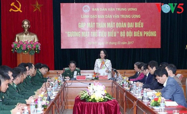 Kepala Departemen Penggerakan Massa Rakyat KS PKV, Truong Thi Mai menerima delegasi “Pemuda yang tipikal