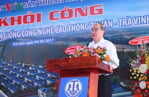 Upacara mengawali pembangunan Pusat Produksi Bibit Udang  Teknologi Tinggi di provinsi Tra Vinh - ảnh 1