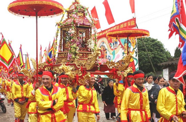 Mengkonservasikan nilai kebudayaan Vietnam dalam pesta-pesta tradisional - ảnh 1