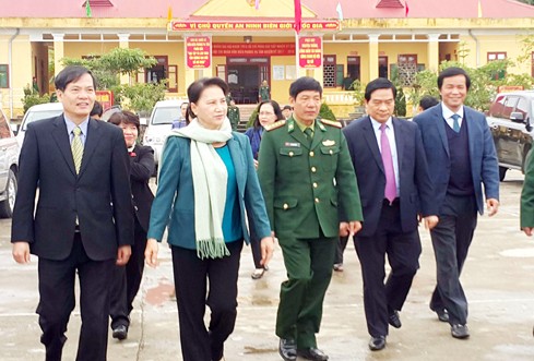Komandan dan prajurit pos tentara penjaga perbatasan Pa Tan, provinsi Lai Chau membantu warga mendapat kehidupan yang stabil - ảnh 1