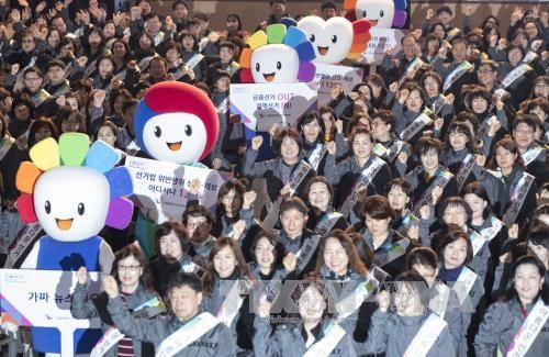 Republik Korea:  Terus berlangsung demonstransi  yang mendukung dan memprotes ibu Park Geun-hye - ảnh 1