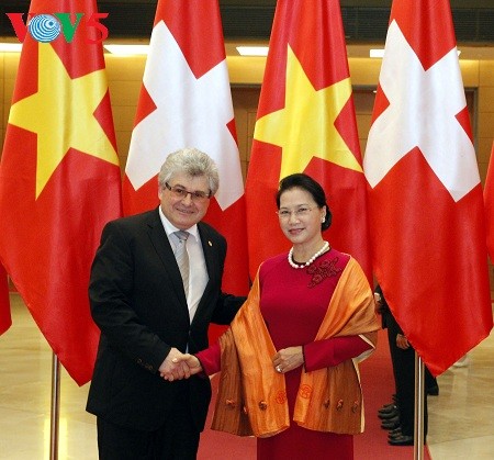 Vietnam dan Swiss bekerjasama meningkatkan kemampuan dan berbagi pengalaman di bidang aktivitas legislatif - ảnh 1