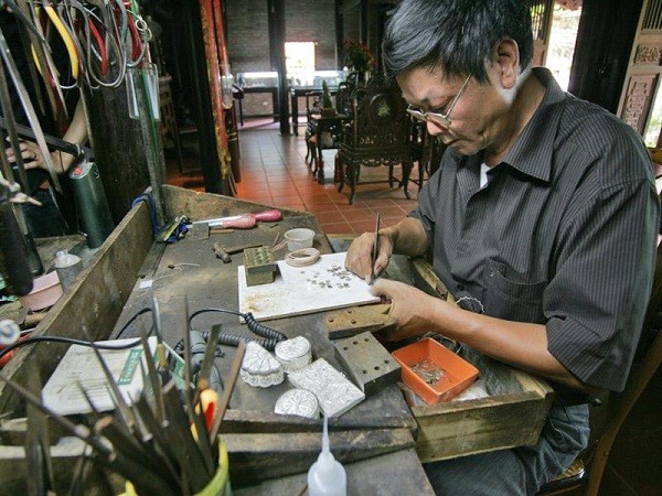 Quach Van Hieu-Artisan Kota Hanoi menjaga intisasi kerajinan membuat barang-barang dari perak - ảnh 1