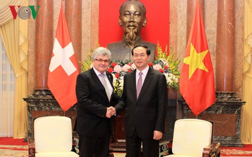 Vietnam mementingkan pengokohan dan pengembangan hubungan dengan Swiss - ảnh 1