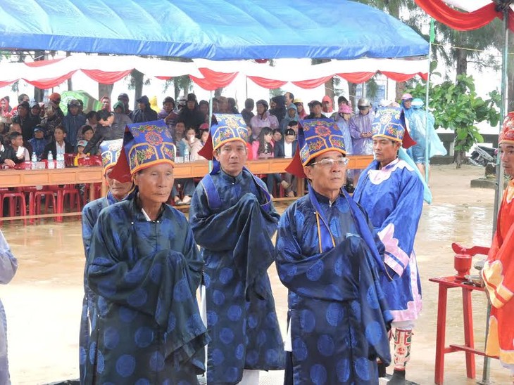 Kabupaten pulau Ly son mengadakan upacara mengenangkan para prajurit Hoang Sa - ảnh 1