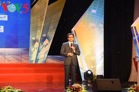 Deputi PM Vu Duc Dam menghadiri upacara penyampaian gelar Sao Khue (Bintang Kaki) 2017 - ảnh 1