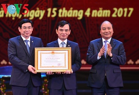 PM Nguyen Xuan Phuc menginginkan agar BIDV lolos masuk grup 25 bank yang paling besar di ASEAN - ảnh 1